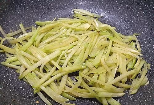 此水果和此物一起炒,隔三岔五吃,補鈣質,長個頭,早吃早受益