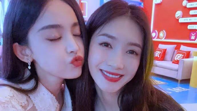 古力娜扎曬與江疏影合照，相差6歲閨蜜久違合體，同款高顏值搶鏡
