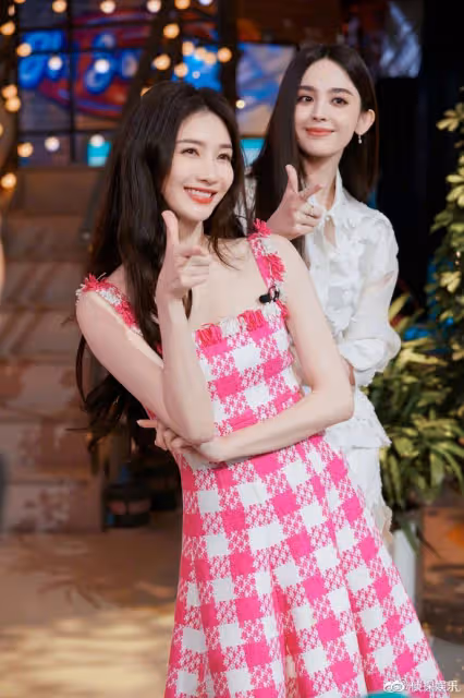 古力娜扎曬與江疏影合照,相差6歲閨蜜久違合體,同款高顏值搶鏡