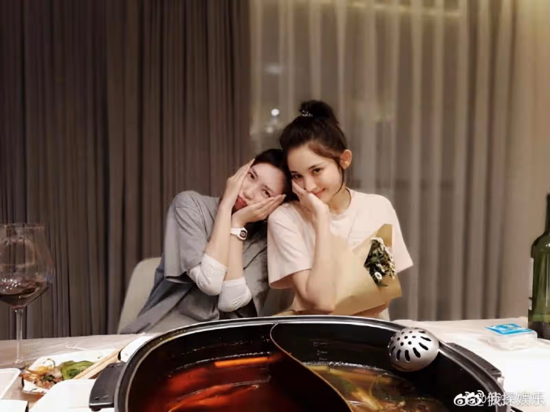 古力娜扎曬與江疏影合照,相差6歲閨蜜久違合體,同款高顏值搶鏡
