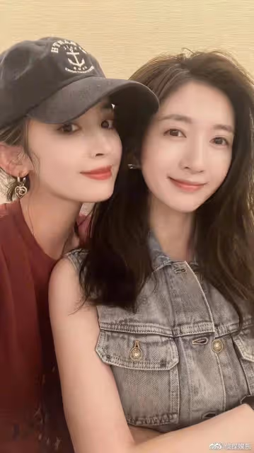 古力娜扎曬與江疏影合照,相差6歲閨蜜久違合體,同款高顏值搶鏡