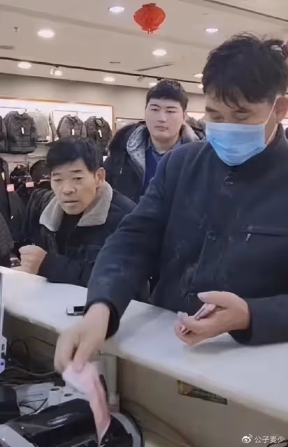 看了朱單偉和陳萌的幸福,才發現他和陳亞男婚姻失敗,不是偶然