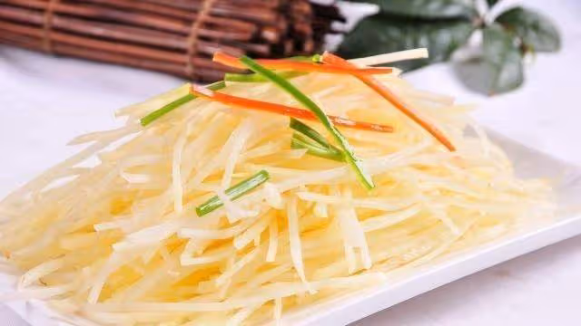 炒土豆絲時,直接炒是不對的,有兩個步驟要加醋,土豆絲才更爽口