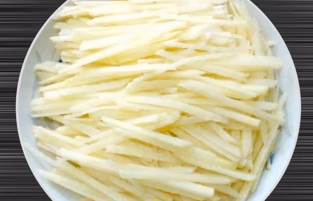炒土豆絲時,直接炒是不對的,有兩個步驟要加醋,土豆絲才更爽口