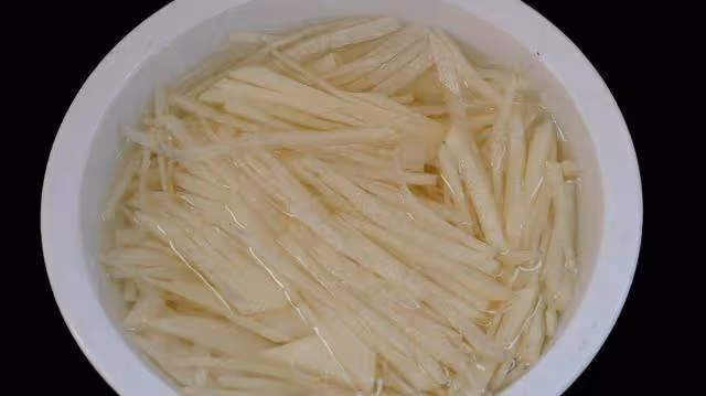 炒土豆絲時,直接炒是不對的,有兩個步驟要加醋,土豆絲才更爽口