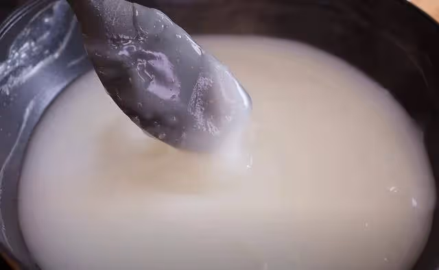把澱粉倒在鍋里,瞬間變成一道美食涼蝦,晶瑩剔透,入口即化