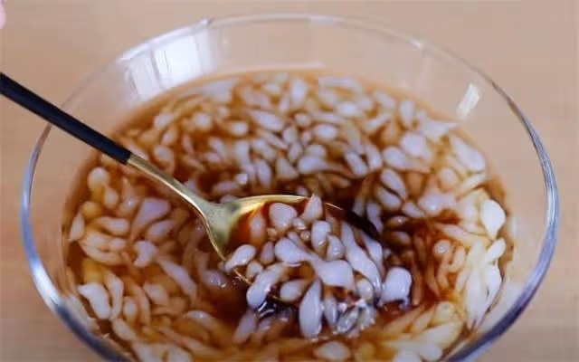 把澱粉倒在鍋里，瞬間變成一道美食涼蝦，晶瑩剔透，入口即化