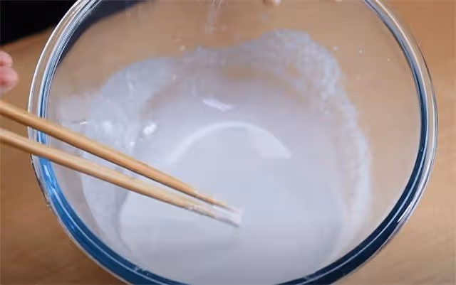 純手工製作麻醬寬粉,只用澱粉和水就能做,勁道爽滑不斷裂