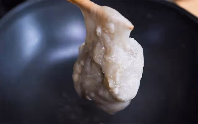 純手工製作麻醬寬粉,只用澱粉和水就能做,勁道爽滑不斷裂