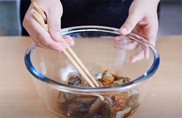 純手工製作麻醬寬粉,只用澱粉和水就能做,勁道爽滑不斷裂