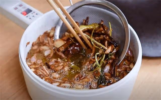 做辣椒油時,直接潑油可不行,教你正確做法,油潤紅亮,越吃越香
