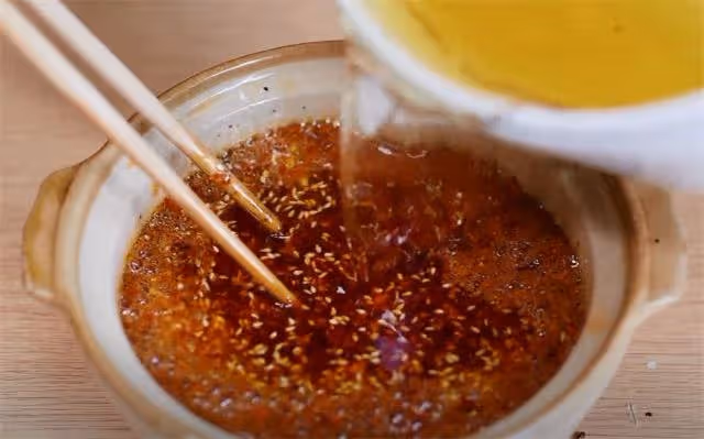 做辣椒油時,直接潑油可不行,教你正確做法,油潤紅亮,越吃越香