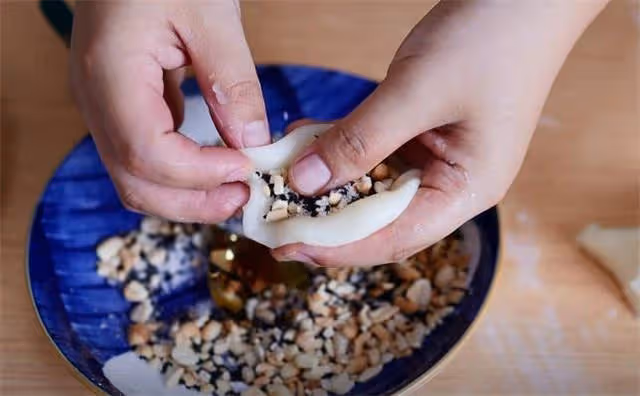 超適合春天的糯米小吃,1次分享3種做法,軟糯拉絲,涼了不硬