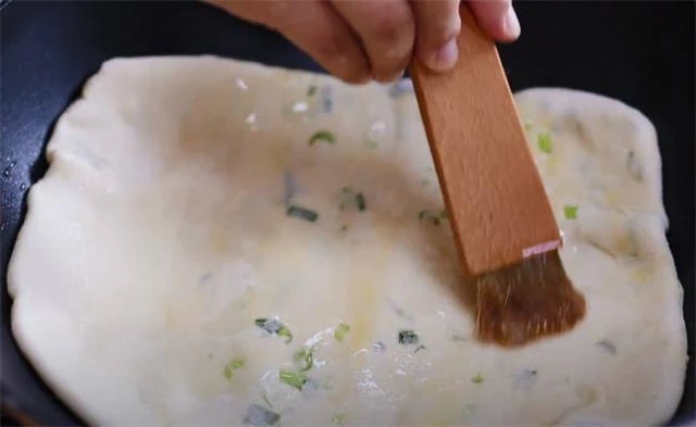 你沒吃過的蔥油餅做法，多加1樣食材，怎麼烙都千層、酥皮、鬆軟