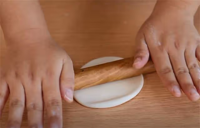 蒸饅頭時，給鍋蓋加個「衣服」，饅頭潔白如雪又光亮，鬆軟不回縮