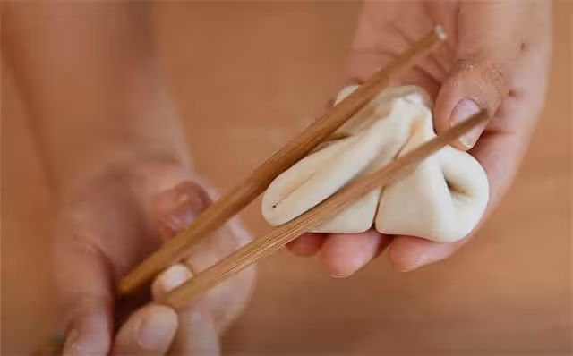 蒸饅頭時，給鍋蓋加個「衣服」，饅頭潔白如雪又光亮，鬆軟不回縮