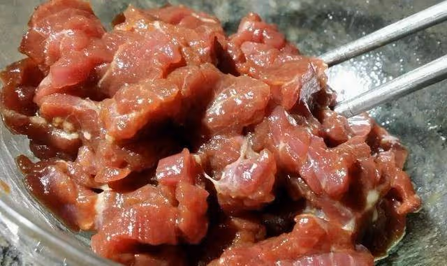 炒牛肉時這「2種」調料不可放,很多人做錯了,難怪牛肉不嫩!