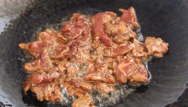炒牛肉時這「2種」調料不可放,很多人做錯了,難怪牛肉不嫩!