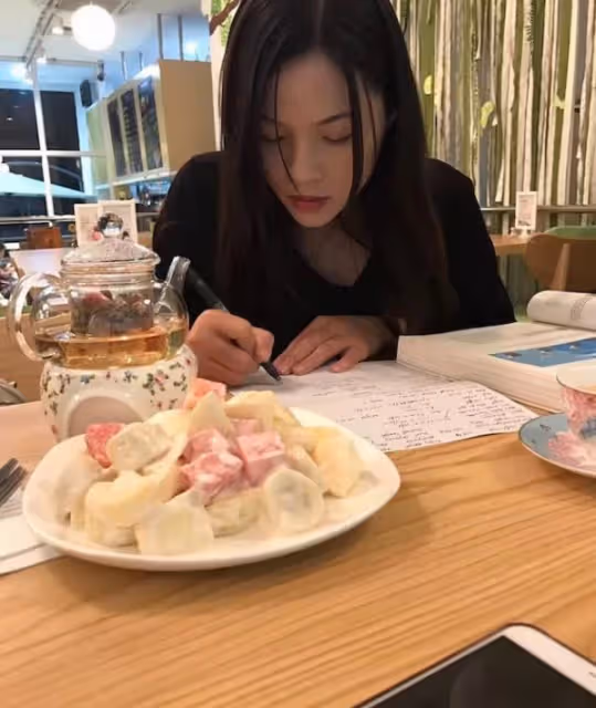 72歲李隆基一晚唱九場,小36歲嬌妻愛馬仕塞滿現金,被批炫富