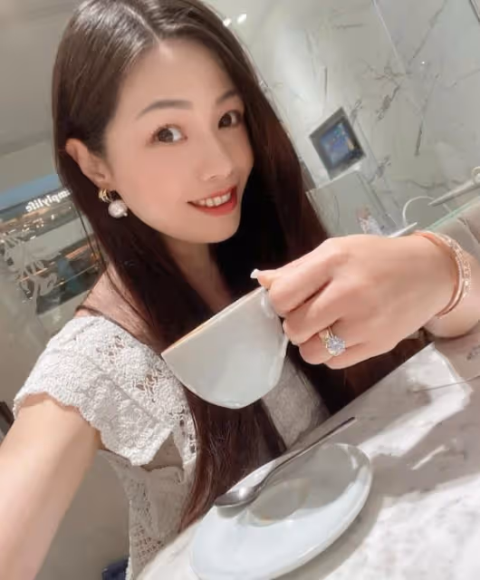 72歲李隆基一晚唱九場,小36歲嬌妻愛馬仕塞滿現金,被批炫富