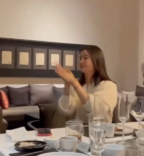 王力宏等眾星聚會，林心如聽霍建華唱歌時憋笑，夫妻合體破婚變傳聞