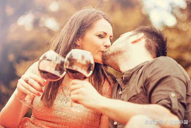 「兒子，她生個女兒有什麼嬌貴的。」「媽，不用你管，我伺候她」