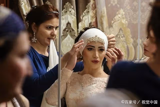 「老公,我弟弟結婚,媽讓咱們拿10萬」「太少了,咱們拿20萬吧」