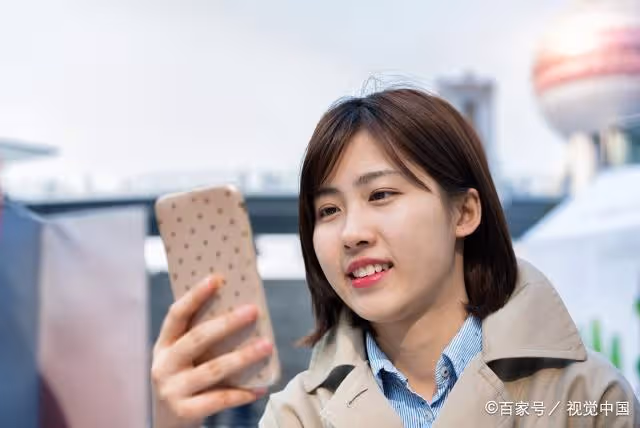 「帥哥,我可以加你微信嗎?」「稍等一下,我徵詢一下我媳婦」