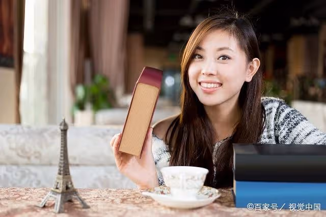 「帥哥,我可以加你微信嗎?」「稍等一下,我徵詢一下我媳婦」