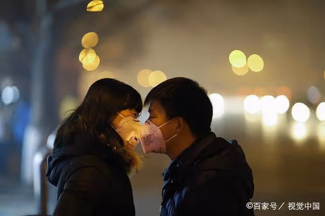 「帥哥,我可以加你微信嗎?」「稍等一下,我徵詢一下我媳婦」