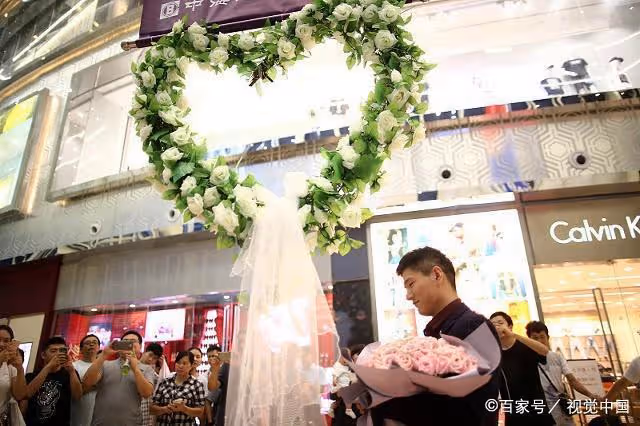 「帥哥,我可以加你微信嗎?」「稍等一下,我徵詢一下我媳婦」
