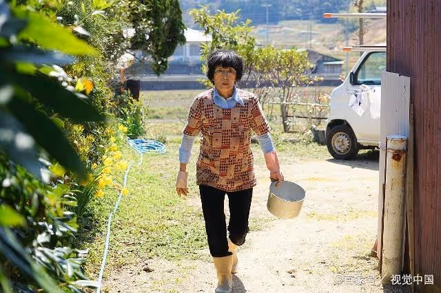 「媽,我生的是兒子,那50萬拆遷款都得給我吧?」「一家25萬」