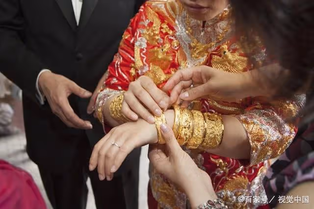 「彩禮明明是5萬,怎麼突然改口要10萬」「因為我不是親生的」