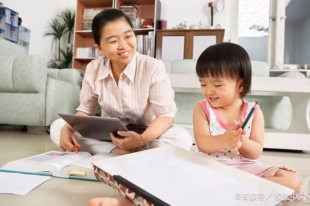 「孩子是讓爺爺奶奶幫帶?還是找保姆照顧?」我希望父母能自己帶