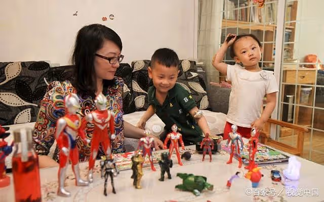 「孩子是讓爺爺奶奶幫帶?還是找保姆照顧?」我希望父母能自己帶