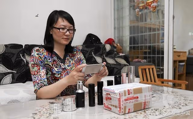 「孩子是讓爺爺奶奶幫帶?還是找保姆照顧?」我希望父母能自己帶