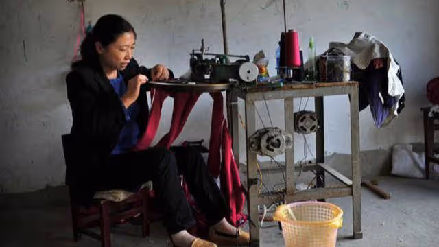 丈夫外出務工3年，剛到家門口看到妻子乾的事，他當即淚流滿面