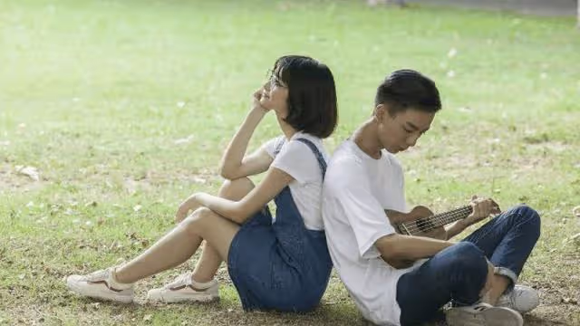 中秋節回鄉下探望公婆,臨走時公婆送半箱月餅,打開一看我愣了