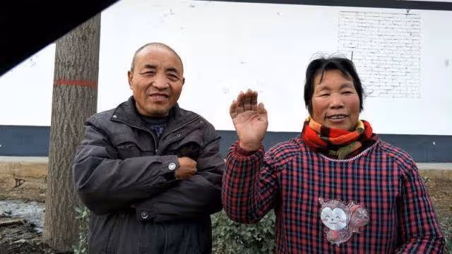 中秋節回鄉下探望公婆,臨走時公婆送半箱月餅,打開一看我愣了
