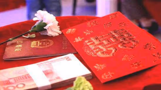 迎親當天新娘發難:不再拿5萬,我就不上車,新郎聽完轉身就走