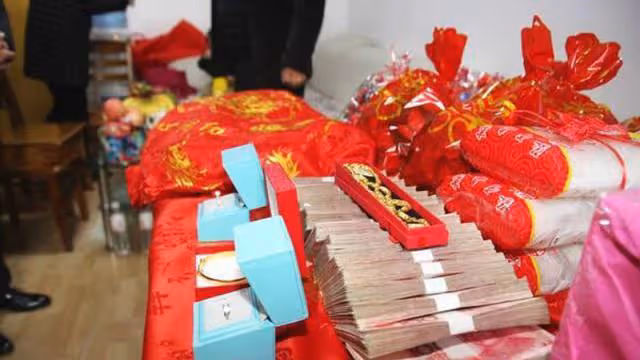 「十五萬彩禮你都拿了,再拿5千的下車錢怎麼了!」「我夠了」