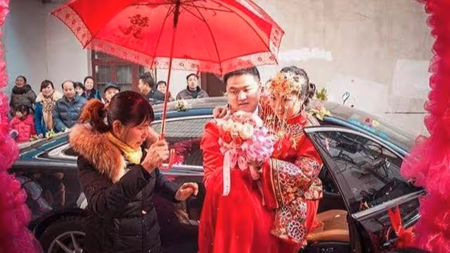「十五萬彩禮你都拿了,再拿5千的下車錢怎麼了!」「我夠了」