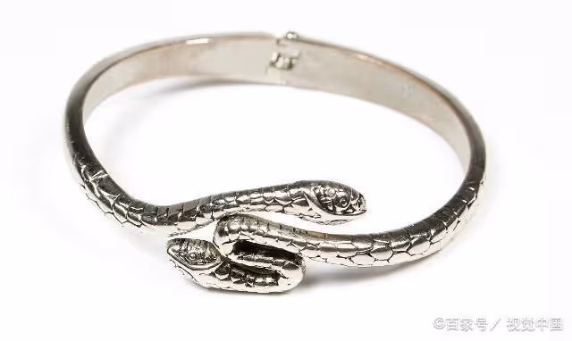 媽，這是惠芬給您買的手鐲；媳婦，這是媽給你買的口紅