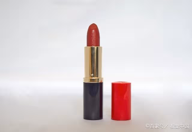 媽,這是惠芬給您買的手鐲;媳婦,這是媽給你買的口紅