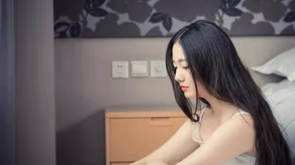 「你準備拿多少彩禮娶我呀?」「一分不拿,因為你是二手的」
