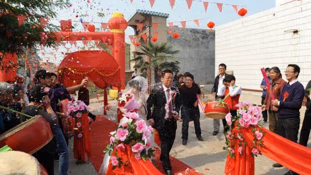 生下女兒回娘家坐月子，有天半夜聽到父母的對話，我哭成了淚人