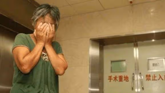 生下女兒回娘家坐月子，有天半夜聽到父母的對話，我哭成了淚人