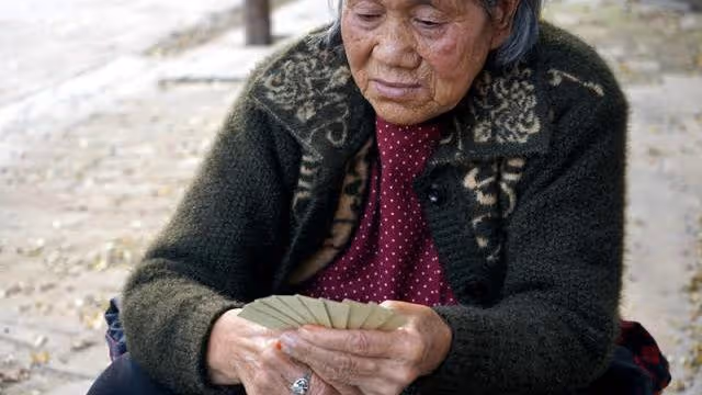 生下女兒回娘家坐月子,有天半夜聽到父母的對話,我哭成了淚人