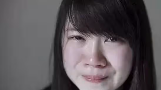 生下女兒回娘家坐月子,有天半夜聽到父母的對話,我哭成了淚人