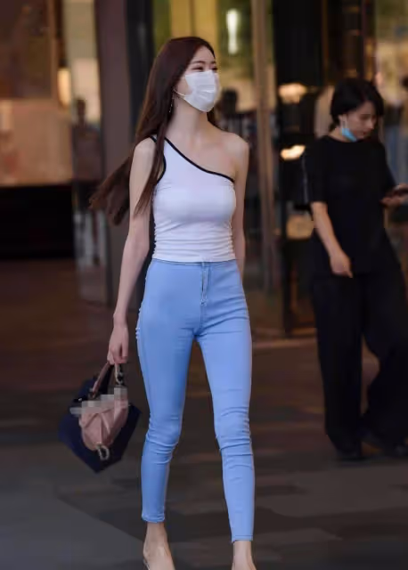 35歲女生真會穿，牛仔褲搭配露肩打底衫，優雅又大氣